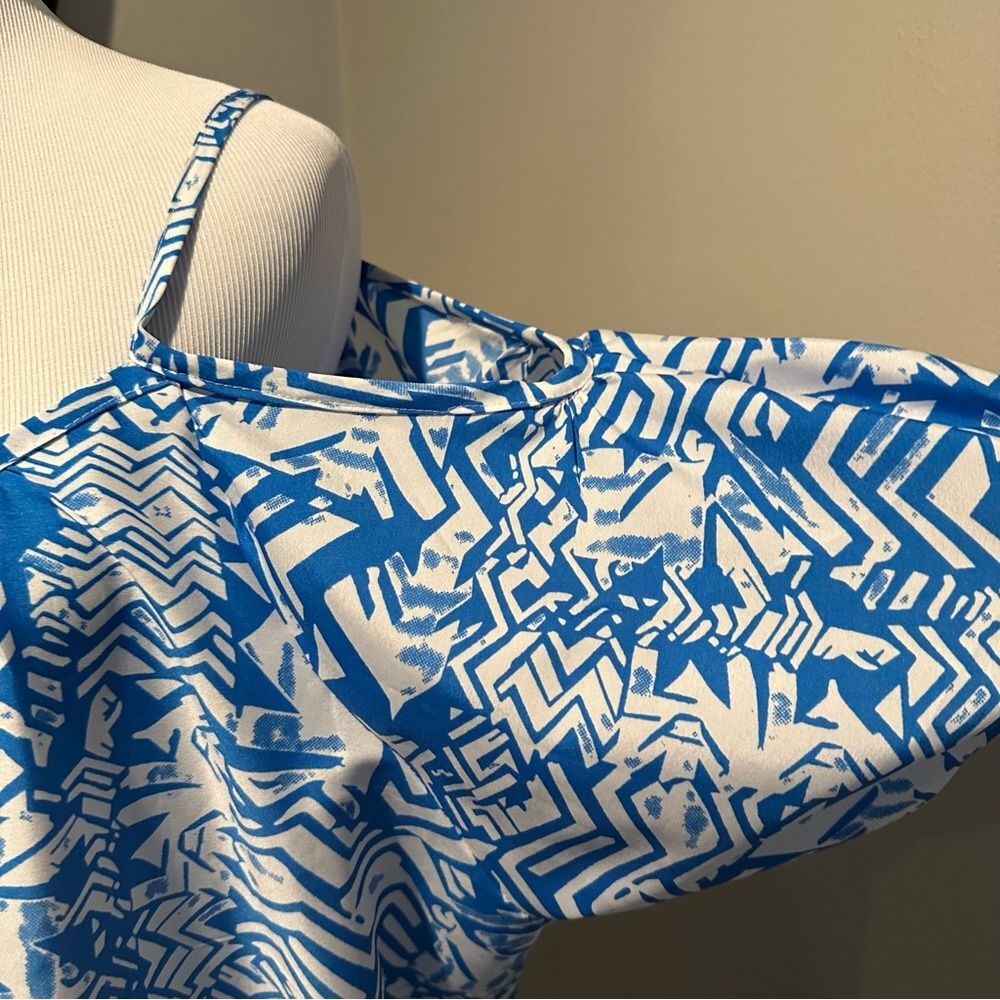 NWOT Pink Dot Peekaboo Shoulder Blouse Blue and White Design Size 3x - Picture 4 of 9
